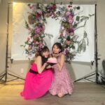 Mizuki Fukumura Instagram - 本日発売の「週刊ヤングマガジン」 #牧野真莉愛 ちゃんと表紙＆巻頭グラビアを担当！ 恋ぴんく＆まりあピンクでお花に囲まれて 幸せだったぁ〜🩷🩷 撮影終わりに素敵なケーキもいただいちゃいました✨️ 巻末には #岡村ほまれ ちゃん、#櫻井梨央 ちゃんも登場していますよ〜 #ヤングマガジン #morningmusume23 #モーニング娘 #morningmusume #モーニング娘23 #譜久村聖