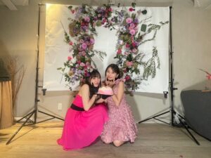 Mizuki Fukumura Instagram - 本日発売の「週刊ヤングマガジン」
#牧野真莉愛 ちゃんと表紙＆巻頭グラビアを担当！

恋ぴんく＆まりあピンクでお花に囲まれて
幸せだったぁ〜🩷🩷
撮影終わりに素敵なケーキもいただいちゃいました✨️

巻末には #岡村ほまれ ちゃん、#櫻井梨央 ちゃんも登場していますよ〜

#ヤングマガジン 
#morningmusume23 #モーニング娘 #morningmusume #モーニング娘23 #譜久村聖