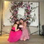 Mizuki Fukumura Instagram - 本日発売の「週刊ヤングマガジン」 #牧野真莉愛 ちゃんと表紙＆巻頭グラビアを担当！ 恋ぴんく＆まりあピンクでお花に囲まれて 幸せだったぁ〜🩷🩷 撮影終わりに素敵なケーキもいただいちゃいました✨️ 巻末には #岡村ほまれ ちゃん、#櫻井梨央 ちゃんも登場していますよ〜 #ヤングマガジン #morningmusume23 #モーニング娘 #morningmusume #モーニング娘23 #譜久村聖