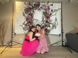 Mizuki Fukumura Instagram - 本日発売の「週刊ヤングマガジン」
#牧野真莉愛 ちゃんと表紙＆巻頭グラビアを担当！

恋ぴんく＆まりあピンクでお花に囲まれて
幸せだったぁ〜🩷🩷
撮影終わりに素敵なケーキもいただいちゃいました✨️

巻末には #岡村ほまれ ちゃん、#櫻井梨央 ちゃんも登場していますよ〜

#ヤングマガジン 
#morningmusume23 #モーニング娘 #morningmusume #モーニング娘23 #譜久村聖