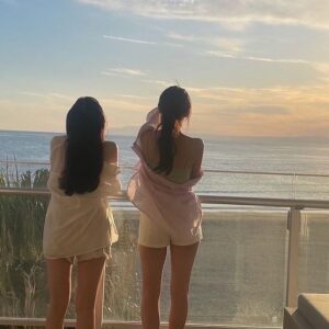 Mizuki Fukumura Instagram - 本日発売の「週刊ヤングマガジン」
#牧野真莉愛 ちゃんと表紙＆巻頭グラビアを担当！

恋ぴんく＆まりあピンクでお花に囲まれて
幸せだったぁ〜🩷🩷
撮影終わりに素敵なケーキもいただいちゃいました✨️

巻末には #岡村ほまれ ちゃん、#櫻井梨央 ちゃんも登場していますよ〜

#ヤングマガジン 
#morningmusume23 #モーニング娘 #morningmusume #モーニング娘23 #譜久村聖