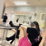 Mizuki Fukumura Instagram - ひゃ〜鹿児島でのLIVE終わりました〜🎤 ライブ終わりにお茶を一気のみ🍵‎⸒⸒ 疲れて寝転がったのに 5分後にはふざけてた🤣 明日は福岡でコンサート！ 当日券もあるよ〜 ぜひ来てね💚 #morningmusume23 #モーニング娘 #morningmusume #モーニング娘23 #譜久村聖 #羽賀朱音 #ライブ後のあかねちん熱い #鹿児島 #ありがとう #福岡 #たのしみずき