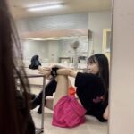 Mizuki Fukumura Instagram - ひゃ〜鹿児島でのLIVE終わりました〜🎤 ライブ終わりにお茶を一気のみ🍵‎⸒⸒ 疲れて寝転がったのに 5分後にはふざけてた🤣 明日は福岡でコンサート！ 当日券もあるよ〜 ぜひ来てね💚 #morningmusume23 #モーニング娘 #morningmusume #モーニング娘23 #譜久村聖 #羽賀朱音 #ライブ後のあかねちん熱い #鹿児島 #ありがとう #福岡 #たのしみずき