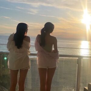 Mizuki Fukumura Instagram - 本日発売の「週刊ヤングマガジン」
#牧野真莉愛 ちゃんと表紙＆巻頭グラビアを担当！

恋ぴんく＆まりあピンクでお花に囲まれて
幸せだったぁ〜🩷🩷
撮影終わりに素敵なケーキもいただいちゃいました✨️

巻末には #岡村ほまれ ちゃん、#櫻井梨央 ちゃんも登場していますよ〜

#ヤングマガジン 
#morningmusume23 #モーニング娘 #morningmusume #モーニング娘23 #譜久村聖