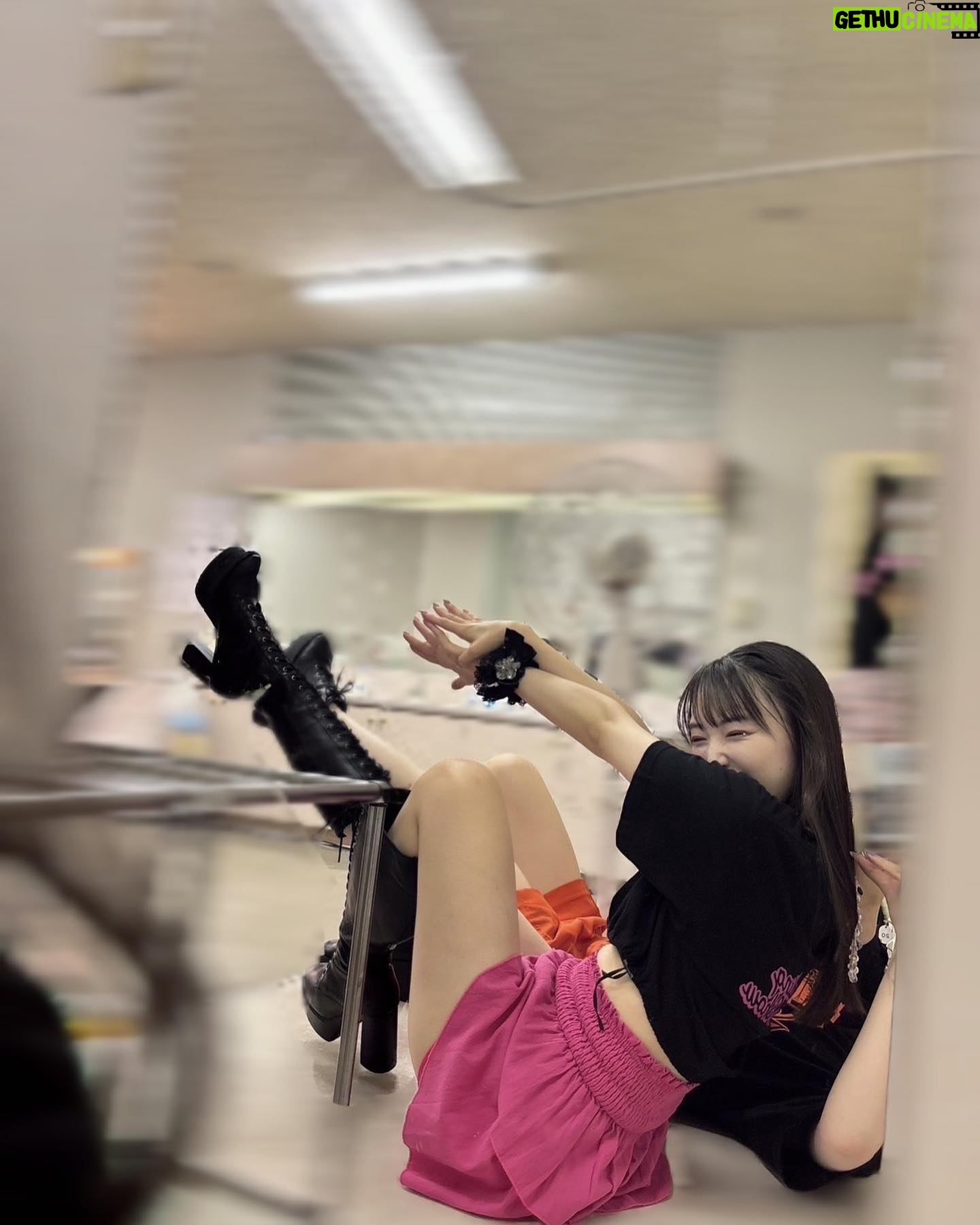 Mizuki Fukumura Instagram - ひゃ〜鹿児島でのLIVE終わりました〜🎤 ライブ終わりにお茶を一気のみ🍵⸒⸒ 疲れて寝転がったのに 5分後にはふざけてた🤣 明日は福岡でコンサート! 当日券もあるよ〜 ぜひ来てね💚 #morningmusume23 #モーニング娘 #morningmusume #モーニング娘23 #譜久村聖 #羽賀朱音 #ライブ後のあかねちん熱い #鹿児島 #ありがとう #福岡 #たのしみずき