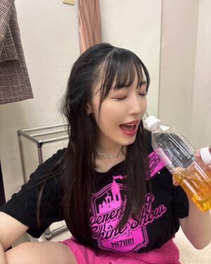 Mizuki Fukumura Instagram - ひゃ〜鹿児島でのLIVE終わりました〜🎤

ライブ終わりにお茶を一気のみ🍵‎⸒⸒
疲れて寝転がったのに
5分後にはふざけてた🤣

明日は福岡でコンサート！
当日券もあるよ〜
ぜひ来てね💚

#morningmusume23 #モーニング娘 #morningmusume #モーニング娘23 #譜久村聖 #羽賀朱音 #ライブ後のあかねちん熱い #鹿児島 #ありがとう #福岡 #たのしみずき