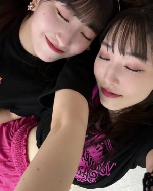 Mizuki Fukumura Instagram - ひゃ〜鹿児島でのLIVE終わりました〜🎤

ライブ終わりにお茶を一気のみ🍵‎⸒⸒
疲れて寝転がったのに
5分後にはふざけてた🤣

明日は福岡でコンサート！
当日券もあるよ〜
ぜひ来てね💚

#morningmusume23 #モーニング娘 #morningmusume #モーニング娘23 #譜久村聖 #羽賀朱音 #ライブ後のあかねちん熱い #鹿児島 #ありがとう #福岡 #たのしみずき