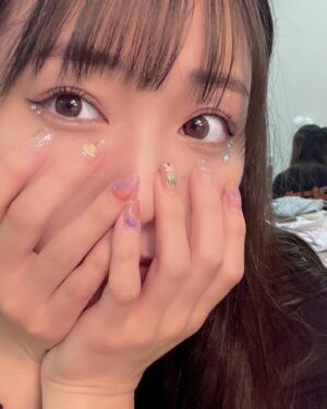 Mizuki Fukumura Instagram - ひゃ〜鹿児島でのLIVE終わりました〜🎤

ライブ終わりにお茶を一気のみ🍵‎⸒⸒
疲れて寝転がったのに
5分後にはふざけてた🤣

明日は福岡でコンサート！
当日券もあるよ〜
ぜひ来てね💚

#morningmusume23 #モーニング娘 #morningmusume #モーニング娘23 #譜久村聖 #羽賀朱音 #ライブ後のあかねちん熱い #鹿児島 #ありがとう #福岡 #たのしみずき