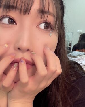 Mizuki Fukumura Instagram - ひゃ〜鹿児島でのLIVE終わりました〜🎤

ライブ終わりにお茶を一気のみ🍵‎⸒⸒
疲れて寝転がったのに
5分後にはふざけてた🤣

明日は福岡でコンサート！
当日券もあるよ〜
ぜひ来てね💚

#morningmusume23 #モーニング娘 #morningmusume #モーニング娘23 #譜久村聖 #羽賀朱音 #ライブ後のあかねちん熱い #鹿児島 #ありがとう #福岡 #たのしみずき