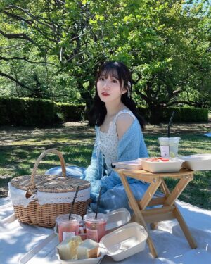 Moe Toyota Instagram - 🤍🩵

ピクニック🧺
めちゃ天気良かった🥺✨

お手本のように口にクリームついた🤝🏻笑

私はお仕事したり
ピクニックしたり
お友達と神社巡りしたり
してGW過ごしてるよ🙂‍↕️🤝🏻

明日は『若きウェルテルの悩み』
朗読劇だよ〜👀遊びにきてね！

#ピクニック
#新宿御苑
