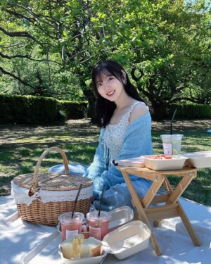 Moe Toyota Instagram - 🤍🩵

ピクニック🧺
めちゃ天気良かった🥺✨

お手本のように口にクリームついた🤝🏻笑

私はお仕事したり
ピクニックしたり
お友達と神社巡りしたり
してGW過ごしてるよ🙂‍↕️🤝🏻

明日は『若きウェルテルの悩み』
朗読劇だよ〜👀遊びにきてね！

#ピクニック
#新宿御苑