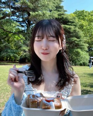 Moe Toyota Instagram - 🤍🩵

ピクニック🧺
めちゃ天気良かった🥺✨

お手本のように口にクリームついた🤝🏻笑

私はお仕事したり
ピクニックしたり
お友達と神社巡りしたり
してGW過ごしてるよ🙂‍↕️🤝🏻

明日は『若きウェルテルの悩み』
朗読劇だよ〜👀遊びにきてね！

#ピクニック
#新宿御苑