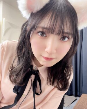 Moe Toyota Instagram - これは、まちゃん（Machico)の番組に遊び行った時
説明なく当たり前のように置いてあった猫耳です🐱🔔

#猫の日
#あそつく今日だよ🫰🏻