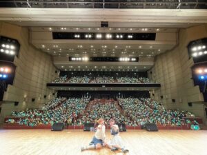Moe Kamikokuryo Instagram - ⁡
⁡
〜RIKAMIKO Ⅱ〜
⁡
お越しいただきありがとうございました💖
どちらの公演も楽しすぎましたね。😂
またいつかできますように✨
⁡
4枚目と5枚目は大好きなメンバーとたいせいさん😂💖
⁡
⁡
⁡
⁡
🌷衣装🌷
⁡
・デニムベスト
HOUGA  @_houga_
・ピアス、イヤリング、リング
loni  @loni_jewelry_
⁡
スタイリング
@harumiakane 🪐💕