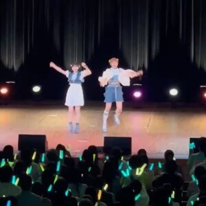 Moe Kamikokuryo Instagram - ⁡
⁡
〜RIKAMIKO Ⅱ〜
⁡
お越しいただきありがとうございました💖
どちらの公演も楽しすぎましたね。😂
またいつかできますように✨
⁡
4枚目と5枚目は大好きなメンバーとたいせいさん😂💖
⁡
⁡
⁡
⁡
🌷衣装🌷
⁡
・デニムベスト
HOUGA  @_houga_
・ピアス、イヤリング、リング
loni  @loni_jewelry_
⁡
スタイリング
@harumiakane 🪐💕