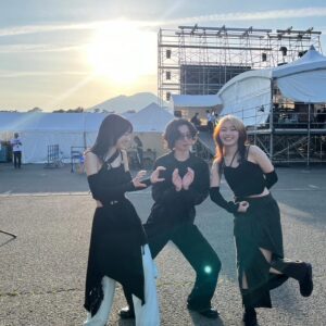 Moeka Shiotsuka Instagram - CHAGU CHAGU ROCK FESTIVAL 2024 🐎
第一回の誕生日ｵﾒﾃﾞﾄｳ ✴︎

チャグは、鈴の音のことだそうですが
チャグって言葉を発音するのが
とにかく大好きになってしまったわたしたち

今日のチャグドラムはタイキさん　@taiki_matsuura ☆彡
新幹線のなかで、チャグバージョンのセトリをつくったそうです

たのしかった😌👋
（　アミノバイタルかわちさんの、同僚の方にお会いできたのは、#オーバーザサン 互助会員としてはアツかった　）

みてくれたみんな、ありがとう

#チャグロック