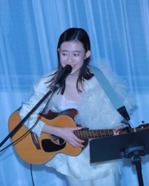 Moeka Shiotsuka Instagram - TODAYFUL 10周年パーティー、うたいました。
かわいい衣装、れいかさんスタイリングでした。

れいかさんが、始まる前に、
うまくいくかなあ、とかじゃなく
「みんなよろこんでくれるかな」
と呟いていて、かっこいいひとだな
とおもいました。

おめでとうございます✴︎

メイクは神　@kikamkn 
photo by @wataru__fukaya ♡♡♡（一年越しに撮ってもらえて嬉しかった♡）