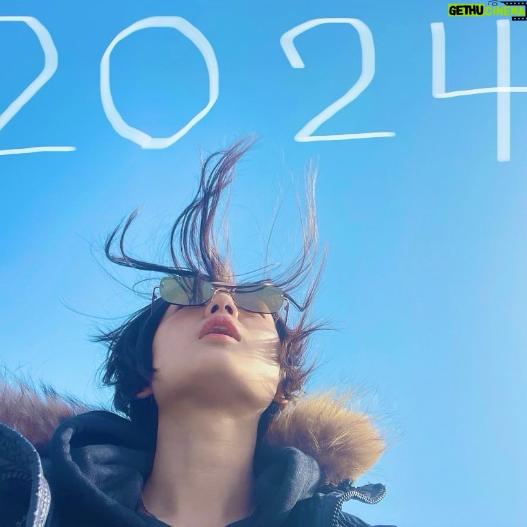 Moemi Katayama Instagram - 🐉 あけまして おめでとうございます 2023年は大変お世話になりました 2024年は辰年にあやかり 昇り龍のように 飛躍できるよう精進いたします🪽 皆様にとって 心身ともに健康で 実りある年となりますように🌾 A HAPPY NEW YEAR Let's make this new year a great one💐 #moemikatayama #2024 あと、 去年二輪免許を取得したので 今年は大型二輪に限定解除したい✌︎ がんばります✌︎