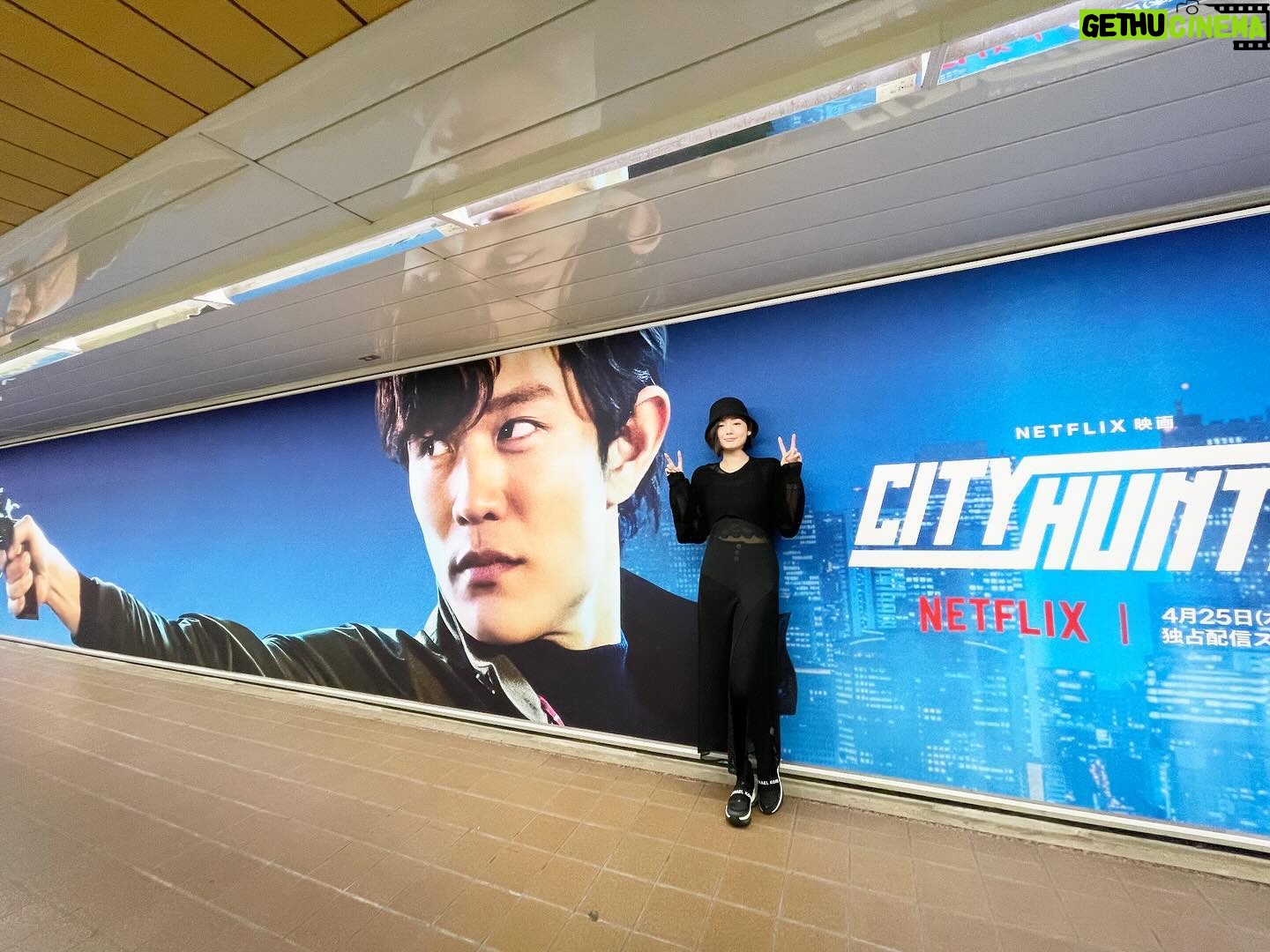 Moemi Katayama - 4.5K Likes - 🎬🖤
Netflix
映画シティーハンター
感想をたくさん
ありがとうございます✨
役柄は情報解禁になったのですが
ネタバレになるはなるので...
なんとなくまだ言わないでいます。
もう少ししたら
オフショットとか載せるかもしれません🙌
それと!
新宿に大きな冴羽獠さんポスターがいらっしゃるので
ぜひ新宿に行く際は
立ち寄ってみてください♡
あっという間に5月...
本当にあっという間...!!
皆様
5月もよろしくお願いします💫
#映画シティーハンター #Netflix #cityhunter
Hello
Did you watch Netflix movie “City Hunter” already??
I'm in the film.
Check out “City Hunter”
🖤