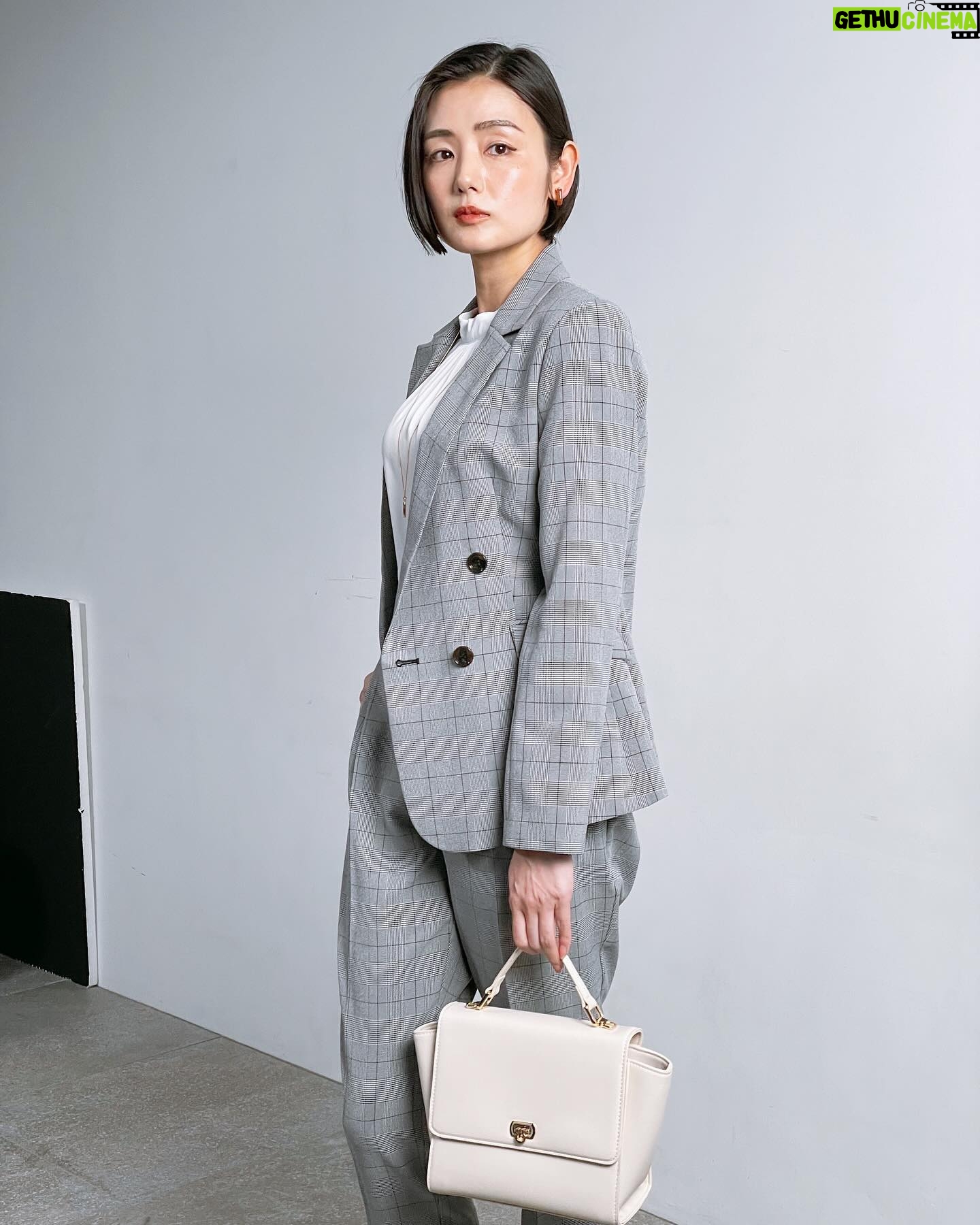 Moemi Katayama Instagram - 🌸 RyuRyumall 2024春スーツコレクション モデルとして 参加させていただきました🌸 春はなんだか 少し明るめの服が着たくなる私です。 こちらのグレーのスーツ インナーを変えれば 可愛くもモードにもクールにもなり 気分で服装の系統を変えたい時にも 便利すぎる! なにより着ているだけで こなれ感がでそう❤︎ ぜひサイトからチェックしてくださいね https://ryuryumall.jp/d/feature/319/?refFeatureCasting24sp=katayama @ryuryumall_official #PR #リュリュモール #ryuryumall #春アイテム #春服コーデ #お仕事コーデ #仕事服 #オフィスコーデ #オフィスカジュアル #moemikatayama