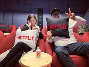 Moemi Katayama Instagram - 🎬🍿

Netflix
シティーハンターの試写に行ったら
たまたま阿見201さんと一緒でした✨

Netflixの試写室
憧れの大型ホームシアターのようなところで
リラックスして観れて
楽しかった！

シティーハンターは
4月25日
Netflix独占配信開始！
ぜひご覧ください
そして感想をぜひぜひ
教えてください♡

#netflix #cityhunter #映画シティーハンター #シティーハンター #阿見201 さん　#moemikatayama