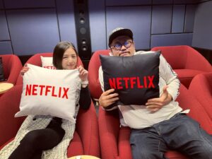 Moemi Katayama Instagram - 🎬🍿

Netflix
シティーハンターの試写に行ったら
たまたま阿見201さんと一緒でした✨

Netflixの試写室
憧れの大型ホームシアターのようなところで
リラックスして観れて
楽しかった！

シティーハンターは
4月25日
Netflix独占配信開始！
ぜひご覧ください
そして感想をぜひぜひ
教えてください♡

#netflix #cityhunter #映画シティーハンター #シティーハンター #阿見201 さん　#moemikatayama