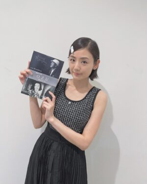 Moemi Katayama Instagram - 🎞️

小津安二郎生誕120年記念！
『連続ドラマW OZU ～小津安二郎が描いた物語～』

第5話【東京の女】

12月10日(日)午後10時
WOWOWにて放送です📺✨

本当に少ししか出演してないのですが
小津監督のリメイク作品に関わることができて
光栄でした🎞️✨
工藤監督という新進気鋭な監督に撮っていただき
過去と未来が融合した感覚...!!
放送がたのしみ^ ^
ぜひ
ご覧ください♡

#小津安二郎生誕120年 #小津安二郎監督 #連続ドラマw #wowow #moemikatayama