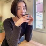 Moemi Katayama Instagram - 🍵 撮影の空き時間に マネジャーと抹茶時間🍵 抹茶ラテ頼んだけど 甘すぎず 上品で美味しかった ちなみに美味しそうなパンは マネージャーのです💚 わたし達以外のお客さんが 外国の方々っぽくて やはり抹茶は人気なんだなぁと🥺 美味しいもんね #matcha #moemikatayama