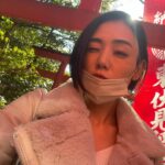 Moemi Katayama Instagram - ⛩️⛩️⛩️ お仕事終わりに 東伏見稲荷神社に 参拝に行って参りました🦊 昨年の年末 京都の伏見稲荷が好きだと言ったら 同じ事務所のパワースポット案内人 下川友子さんに 東伏見稲荷に行ったらいいよ というアドバイスをいただいてから ずっと行きたかったの...!! ようやく行けて なんだかスッキリ✨ 自撮りしたら 頭が輝きました👤✨笑 #moemikatayama #東伏見稲荷神社 #⛩️ #下川友子 さん