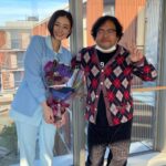 Moemi Katayama Instagram - 🎁💐 ドラマ【 #グレイトギフト 】 いよいよ 最終回！ 3月14日（木）よる9時から OCT7（ギフト）を最初に作ったのは 久留米さんだったけど... あれ...??真犯人..は.....?? わからない真犯人 そして最後まで誰がどうなるかわからない 医療系サバイバルミステリーを ぜひご堪能ください🦠 #グレイトギフト #テレビ朝日系 #テレビ朝日系木曜ドラマ #tver #telasa 写真はいただいた美しい花束と本橋監督と✌︎