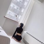 Moga Mogami Instagram - この日はカラコンなしの裸眼で アイメイクもめちゃくちゃ薄めの撮影でした。 (サロペの方は完全にアイメイクなし) やっぱりメイクって装備って感覚があるから 裸眼だとものすごく目つきが鋭くなるし データあがってくるのが怖いような、新たな最上もがになるのか お楽しみに…！ 今日は雨で寒かったね。 早く晴れてほしいな