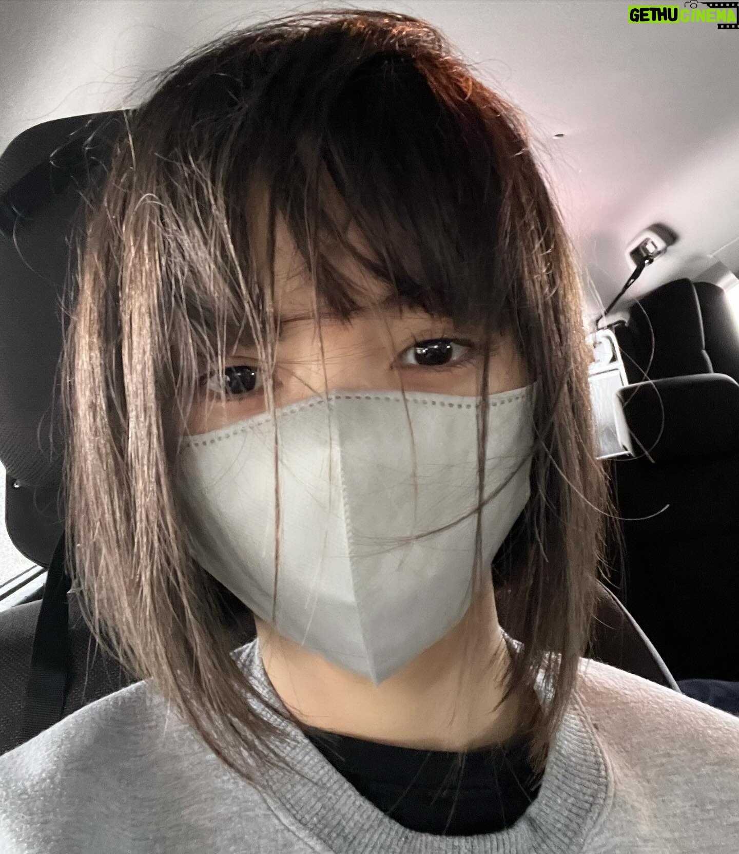 Moga Mogami Instagram - 自分のことを落ち込ませてるのって 結局自分の思考なんだよなあー。 そして前向きになれない時は 気候だったり、アレルギーだったり、病気だったり PMSだったり、気質だったり、誰かに何か言われて バランスの取り方が少しわからなくなってるだけ そんな時こそ10分でも集中できることをやると 状況がガラッと変わってたりする 人に気持ちを吐露するのも 運動も深呼吸も 美味しいものを食べるのも 全てそう 嫌なことがあった時 それを上回る楽しいことがあれば 人って切り替えられるよね。 すぐには無理でも、思い出してしまっても その時間だけは解放される。 娘のイヤイヤ期は ・やりたいことはやらせる ・選択肢をいくつも用意しとく ・否定せず、おもいっきり褒める ・たくさん愛を伝えて抱きしめる って頭に入れていたけど きっとそれは大人にも大事なことだなあって思ったり 過去は変えられないけど "今"は自分で選んでいけるし 未来はわかんないけど 間違いかどうかとか 失敗を恐れるとかじゃなく うれしくて 楽しい選択をしていこ。 メントスは大人が美味しく頂きました🤤 DUOの贅沢感よき オーメン:ザ・ファースト 不気味感より、美しさがあって引き込まれた。 強風の日あったよね。 最後の写真、ちょっと顔怖いけど、笑 小学生ちゃんが描いてくれた私だよ。😏