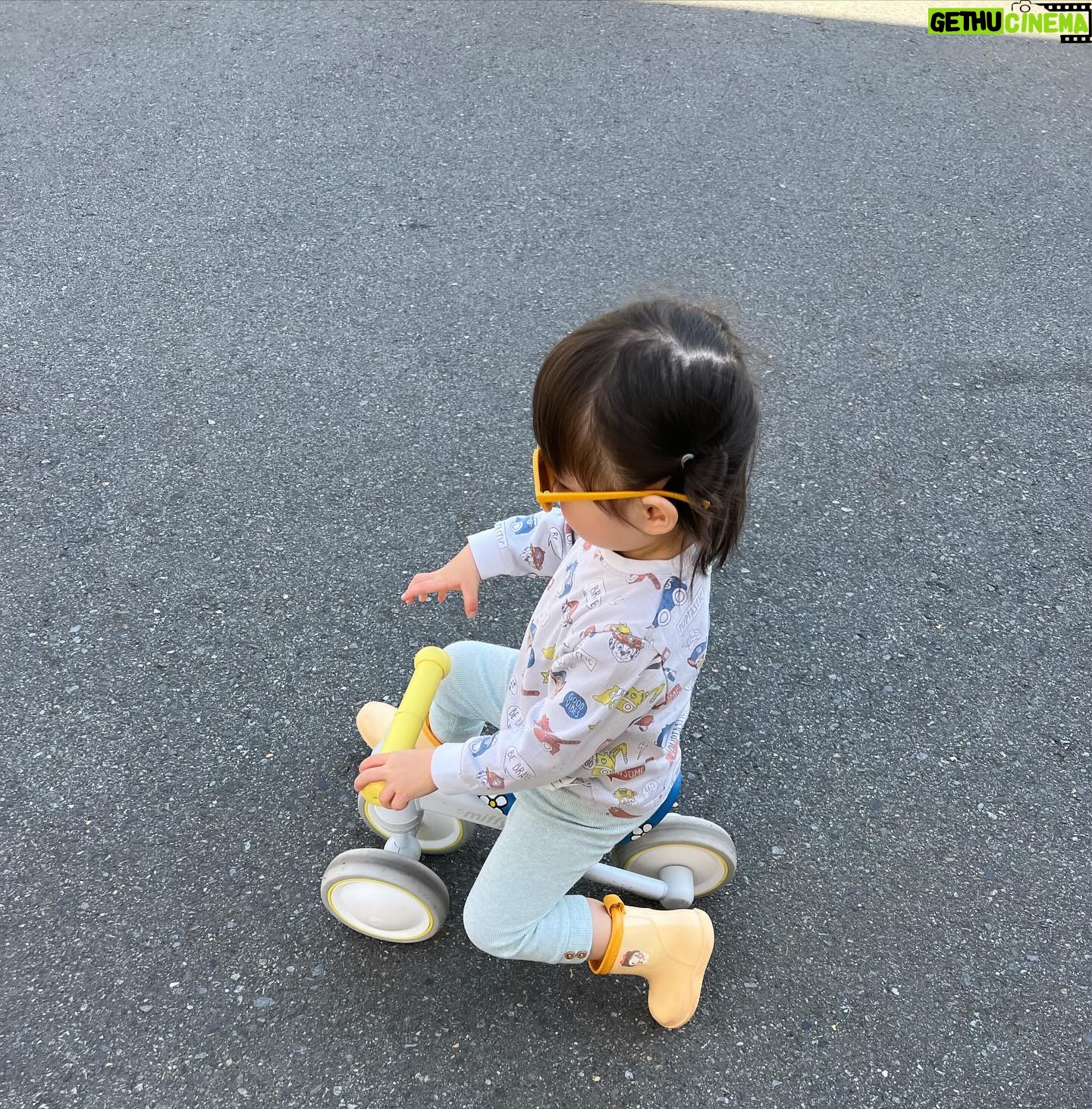 Moga Mogami Instagram - 自分のことを落ち込ませてるのって 結局自分の思考なんだよなあー。 そして前向きになれない時は 気候だったり、アレルギーだったり、病気だったり PMSだったり、気質だったり、誰かに何か言われて バランスの取り方が少しわからなくなってるだけ そんな時こそ10分でも集中できることをやると 状況がガラッと変わってたりする 人に気持ちを吐露するのも 運動も深呼吸も 美味しいものを食べるのも 全てそう 嫌なことがあった時 それを上回る楽しいことがあれば 人って切り替えられるよね。 すぐには無理でも、思い出してしまっても その時間だけは解放される。 娘のイヤイヤ期は ・やりたいことはやらせる ・選択肢をいくつも用意しとく ・否定せず、おもいっきり褒める ・たくさん愛を伝えて抱きしめる って頭に入れていたけど きっとそれは大人にも大事なことだなあって思ったり 過去は変えられないけど "今"は自分で選んでいけるし 未来はわかんないけど 間違いかどうかとか 失敗を恐れるとかじゃなく うれしくて 楽しい選択をしていこ。 メントスは大人が美味しく頂きました🤤 DUOの贅沢感よき オーメン:ザ・ファースト 不気味感より、美しさがあって引き込まれた。 強風の日あったよね。 最後の写真、ちょっと顔怖いけど、笑 小学生ちゃんが描いてくれた私だよ。😏