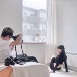 Moga Mogami Instagram - この日はカラコンなしの裸眼で アイメイクもめちゃくちゃ薄めの撮影でした。 (サロペの方は完全にアイメイクなし) やっぱりメイクって装備って感覚があるから 裸眼だとものすごく目つきが鋭くなるし データあがってくるのが怖いような、新たな最上もがになるのか お楽しみに…！ 今日は雨で寒かったね。 早く晴れてほしいな