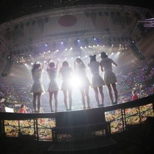 Moga Mogami Instagram - 今日ちょうどもが単で
「終わりがあること」について話していたんだけど
帰ってきて色々ひと段落したら、でんぱ組の解散のニュースがでていて。

今まさに生きていることを考えると
終わりを想像することってなかなか難しいよね。
でんぱ組にいた頃もそう、終わりなんて考えたことがなかった。

このグループのために私にできることは何か？
"今"をいかにして生き抜くか？

そんなことを常に考えて走り続けたあの時間は
大変で、楽しくて、苦しくて、愛おしい日々だったのだなって思う。

最近、当時の私の様子を友だちが話してくれたことがあって
本当に尖っていたと言われたし
「接し方がわかんなかった」と言われるくらい
何に対しても余裕がなかった。
それが嫌だった人もきっとたくさんいただろうけど
あの時にできる精一杯の力で、でんぱ組を支えたかった。

そのくらい命懸けで全てを捧げたのはでんぱ組以外になくて
何よりも大切なグループだった。

だからこそ、なのか、自分のキャパオーバーで
脱退してしまった私はもう関わったり
何も貢献できない立場にいるのだけど
肩の荷が下りたような感覚でいて。

思うこと、は色々あったとしても
現メンバーがエンディングという選択をしたということ。
それは、学校を卒業するとか、引っ越すとか、会社を辞めるとか
この世には永遠がないのと同じくらい自然なことで
いつかはやってくる、のいつか、がやってきただけ。

忘れないし、無くならない。

おつかれさま、ありがとう。