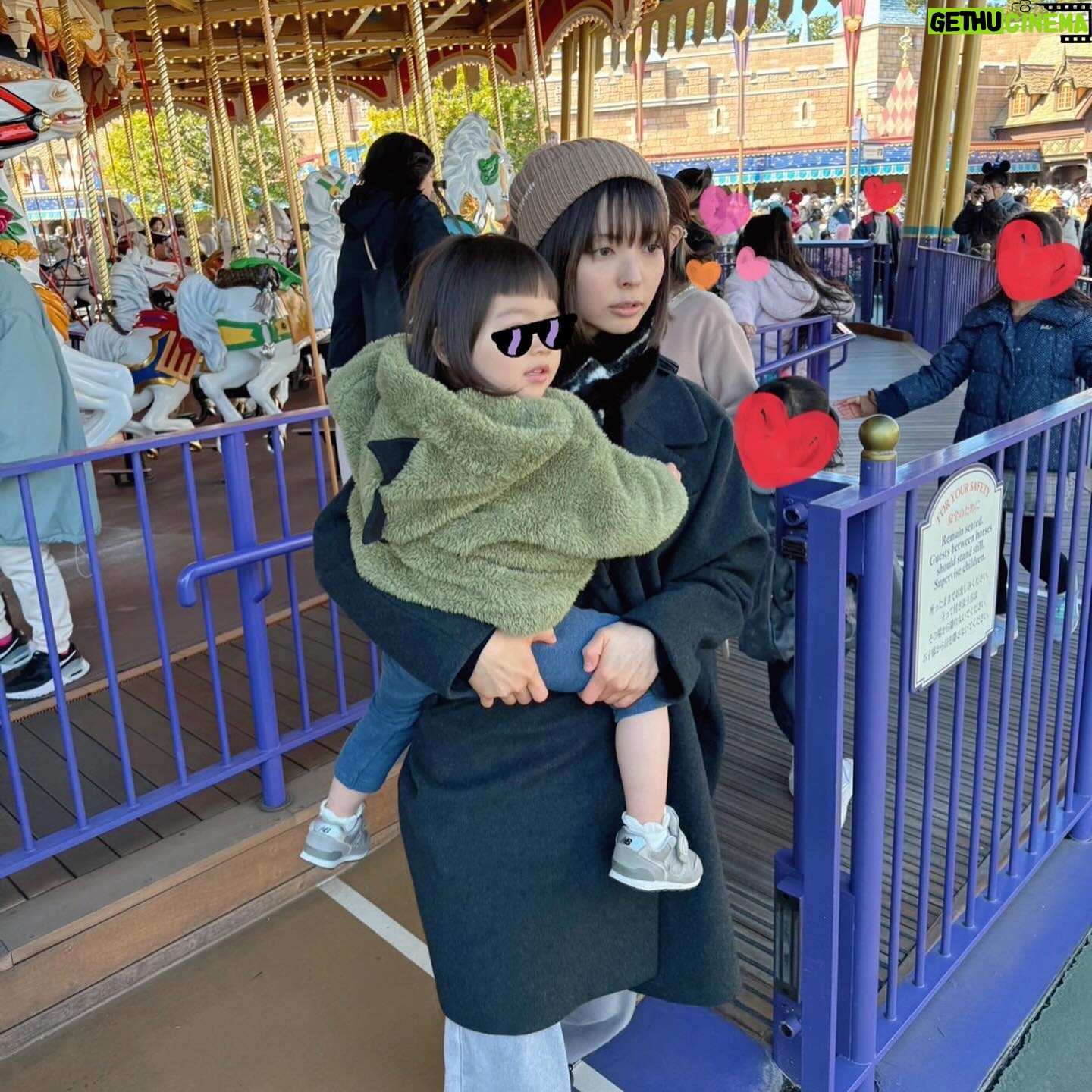 Moga Mogami Instagram - 一人一人違うから、誰かをお手本にする訳でもなく 娘にとっての良い母親でありたいと強く願っているのに 上手くいかないことが多くて定期的に落ち込む🤣笑 娘が楽しそうにしてたり笑ってる時間は長いけど それでも泣かせてしまう時に ほんと自分のこと嫌いになるし 他人の良いところはすぐわかって 本心でたくさん褒められるし、元気にさせる自信あるのに 自分に対しては1ミリもそう思えない。笑 35年間がそうさせてるのだろうけど 人の好意を常に警戒する癖もやめたい… なんか裏があるのではっていつも思ってしまう そんな話をもふくちゃんにしたら 「そりゃもがちゃん色々大変だったからそうなるわ!」て言われた。笑 利害関係のない人付き合いを増やしたい〜〜😭 こないだ、娘はディズニーランドデビューしたよ。 キャッスルカルーセルはすっごく楽しそうで カリブの海賊はすっごく怖そうで イッツ・ア・スモールワールドで私と同じ顔してて ジャングルクルーズはずっとドキドキしてた。 帰り際にプーさんがいてがんばってタッチしてきたけど 「プーさんぎゅーしてくれなかった!!」 て根に持ってたの笑っちゃった。 妹と友だちがついてきてくれてありがたかったけど それでも春休みだったせいか 子連れディズニーめちゃくちゃ大変で早めに帰った。🥹 事前にまわるところを決めて レストランの予約をして挑むべきだったと後悔した。笑 めっちゃ反省したから次は活かしたい💪