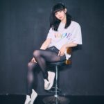 Moga Mogami Instagram - 多様性が世界的に少しずつ尊重されてきてても やはりそれって一部分だけで。 けど、受け入れる、とか、認める、て 他人から言われることはちょっと違うと感じてます。 それぞれの感性はバラバラだから、それはそれで良くて。 ただ、"自分と違う"というだけで 他人を否定したり貶す正当な理由には全くならないというだけ。 自分の中の価値観がそうだったとしても 他人にそれを押し付けるのは別。 そして大事なのは自分自身がどう思っているか 自分自身を否定していないかどうか、なのかなって。 私は昔から性別や年齢や肩書や立場で "こうあるべき"とは思ってなく、 ただなんとなく"世間的にはこれが常識として 考えられてるのかな〜"程度の認識で 恋愛においても性別を気にしなかったり 結婚をゴールと捉えてなかったです。 "だめ"なんて言う権利は誰にもないし "幸せ"の定義は他人や親でさえも 勝手に決められるものではないから。 誰かの言葉で無理に納得しようとせず 自分自身が自分を許せたり、認められたら 世界って無限にひろがると思うんです。 他人に敢えて迷惑をかけたり わかった上で奪ったりすることは 思いやりとしてタブー視されるけど 誰かを"好きになるだけ"の "好き"ってとてもかけがえの無い 素敵な感情だと思ってるんです。 その気持ちは自分だけのもの。 だからみんなもどうか 傷つけたり、敢えて傷つくような環境を選ぶより 心が軽くなったり、居心地の良い場所を見つけて 自分自身を大切にできますように。 #PRIDEwithVOGUEJAPAN #PR