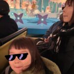 Moga Mogami Instagram – 一人一人違うから、誰かをお手本にする訳でもなく
娘にとっての良い母親でありたいと強く願っているのに
上手くいかないことが多くて定期的に落ち込む🤣笑
娘が楽しそうにしてたり笑ってる時間は長いけど
それでも泣かせてしまう時に
ほんと自分のこと嫌いになるし
他人の良いところはすぐわかって
本心でたくさん褒められるし、元気にさせる自信あるのに
自分に対しては1ミリもそう思えない。笑
35年間がそうさせてるのだろうけど
人の好意を常に警戒する癖もやめたい…
なんか裏があるのではっていつも思ってしまう
そんな話をもふくちゃんにしたら
「そりゃもがちゃん色々大変だったからそうなるわ!」て言われた。笑
利害関係のない人付き合いを増やしたい〜〜😭
こないだ、娘はディズニーランドデビューしたよ。
キャッスルカルーセルはすっごく楽しそうで
カリブの海賊はすっごく怖そうで
イッツ・ア・スモールワールドで私と同じ顔してて
ジャングルクルーズはずっとドキドキしてた。
帰り際にプーさんがいてがんばってタッチしてきたけど
「プーさんぎゅーしてくれなかった!!」
て根に持ってたの笑っちゃった。
妹と友だちがついてきてくれてありがたかったけど
それでも春休みだったせいか
子連れディズニーめちゃくちゃ大変で早めに帰った。🥹
事前にまわるところを決めて
レストランの予約をして挑むべきだったと後悔した。笑
めっちゃ反省したから次は活かしたい💪