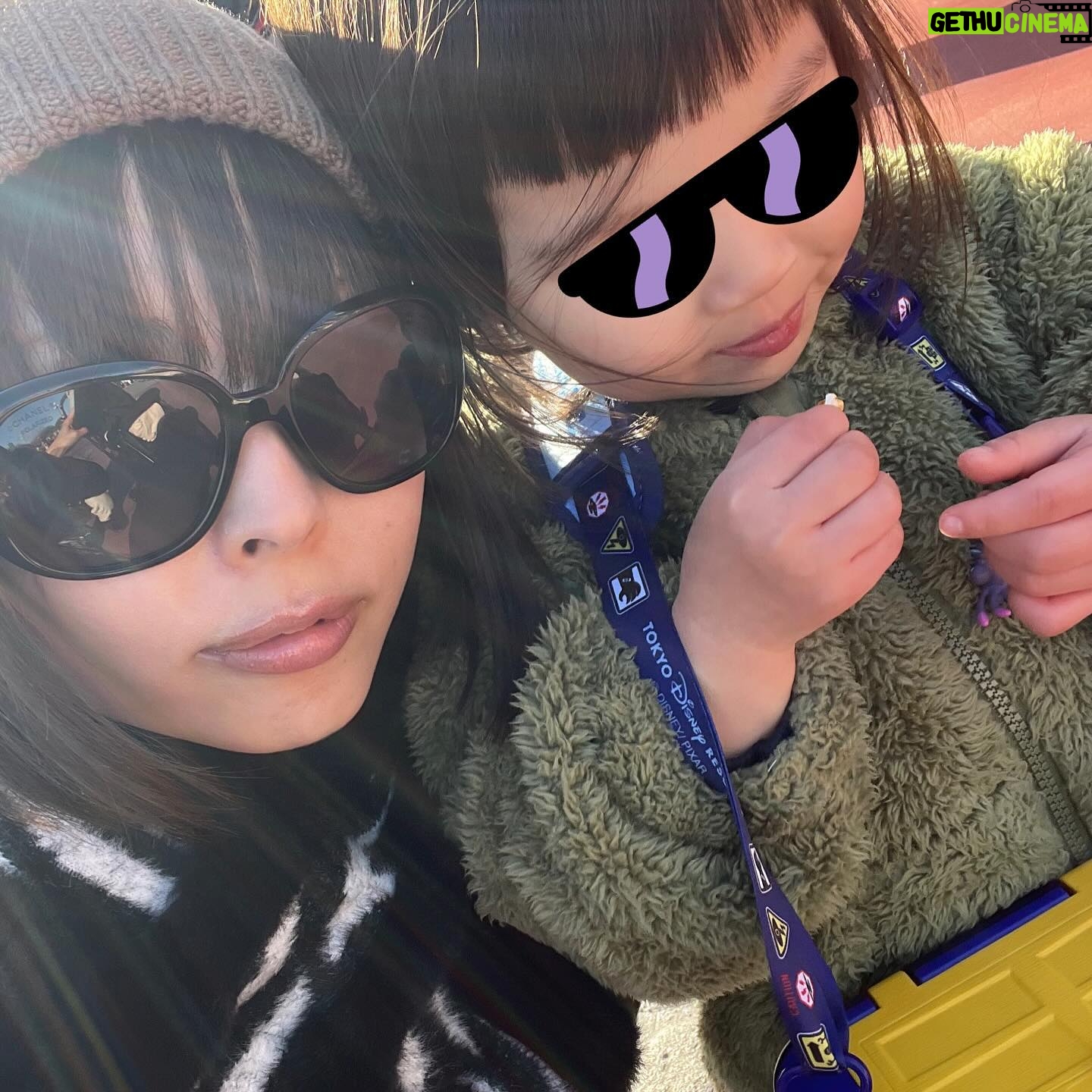 Moga Mogami Instagram - 一人一人違うから、誰かをお手本にする訳でもなく 娘にとっての良い母親でありたいと強く願っているのに 上手くいかないことが多くて定期的に落ち込む🤣笑 娘が楽しそうにしてたり笑ってる時間は長いけど それでも泣かせてしまう時に ほんと自分のこと嫌いになるし 他人の良いところはすぐわかって 本心でたくさん褒められるし、元気にさせる自信あるのに 自分に対しては1ミリもそう思えない。笑 35年間がそうさせてるのだろうけど 人の好意を常に警戒する癖もやめたい… なんか裏があるのではっていつも思ってしまう そんな話をもふくちゃんにしたら 「そりゃもがちゃん色々大変だったからそうなるわ!」て言われた。笑 利害関係のない人付き合いを増やしたい〜〜😭 こないだ、娘はディズニーランドデビューしたよ。 キャッスルカルーセルはすっごく楽しそうで カリブの海賊はすっごく怖そうで イッツ・ア・スモールワールドで私と同じ顔してて ジャングルクルーズはずっとドキドキしてた。 帰り際にプーさんがいてがんばってタッチしてきたけど 「プーさんぎゅーしてくれなかった!!」 て根に持ってたの笑っちゃった。 妹と友だちがついてきてくれてありがたかったけど それでも春休みだったせいか 子連れディズニーめちゃくちゃ大変で早めに帰った。🥹 事前にまわるところを決めて レストランの予約をして挑むべきだったと後悔した。笑 めっちゃ反省したから次は活かしたい💪
