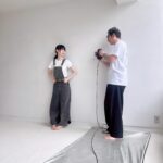 Moga Mogami Instagram - この日はカラコンなしの裸眼で アイメイクもめちゃくちゃ薄めの撮影でした。 (サロペの方は完全にアイメイクなし) やっぱりメイクって装備って感覚があるから 裸眼だとものすごく目つきが鋭くなるし データあがってくるのが怖いような、新たな最上もがになるのか お楽しみに…！ 今日は雨で寒かったね。 早く晴れてほしいな