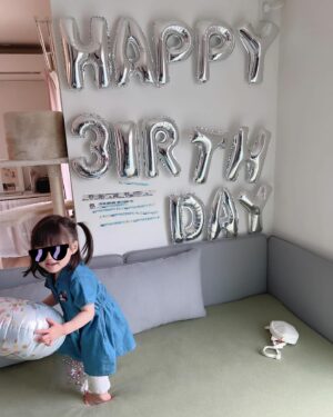 Moga Mogami Instagram - 先日、娘が3歳になりました！

友だちから「3歳になると一気に人間だよ…！」と言われたけれど
ほんっとおしゃべりが上手になって、お手伝いもしてくれるし
おトイレも着替えも1人でできたり、慰めてくれたり…
でもずーっとママにはべったりかわいい。
大変だけど楽しいシングルマザーライフは4年目に突入です。

"ママ"をしてると、自分の嫌な部分がでてきて
謝って、謝られて、感謝して、されて、
受け入れるってこういうことかなーとか
親子の絆というのは日々の積み重ねなんだな、って。

誕生日ケーキはあけちゃんが買ってきてくれた〜！
ここのケーキ、グルテンフリーだけど
めちゃくちゃ美味しくて大好き。
娘、ずっとあけちゃんの足に足置いてた笑
@darenogare.akemi ありがと🤍

ゆるりと見守ってくださってるみなさまも
いつもありがとうございます☺️🍰