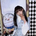 Moga Mogami Instagram – バースデーイベントがとうとう終わりました〜。
東京、福岡とお祝いしにきてくれたみなさま、ありがとう💜

この仕事を10年以上と長く続けていると
引きこもりだった自分からは想像がつかないほど
たくさんの人に出会っているんだな、と実感します。

みんながそれぞれの人生を生きて
泣いたり、笑ったり、落ち込んだり、喜んだり
ファンの子同士で恋人になって、結婚して、子どもが産まれたりして
私の人生も、みんなの人生も一部分だけでも共有できる仕事って
なかなかないし、素敵だなあ〜なんて思いました。

きっとほとんどの人が”みてるだけ”で会えてないけれど
会えた時の楽しさも味わってもらえてるなら嬉しいな。

そして、みんな幸せであって欲しい。
楽しんで帰って欲しい。何日間かは余韻に浸って
普段はなんとも思わない日々も、少し気分が上がってたりして欲しい。
私の存在が、そんな日々の彩りになれたら嬉しい。

出会った人みんながそうでありますように。