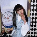 Moga Mogami Instagram – バースデーイベントがとうとう終わりました〜。
東京、福岡とお祝いしにきてくれたみなさま、ありがとう💜

この仕事を10年以上と長く続けていると
引きこもりだった自分からは想像がつかないほど
たくさんの人に出会っているんだな、と実感します。

みんながそれぞれの人生を生きて
泣いたり、笑ったり、落ち込んだり、喜んだり
ファンの子同士で恋人になって、結婚して、子どもが産まれたりして
私の人生も、みんなの人生も一部分だけでも共有できる仕事って
なかなかないし、素敵だなあ〜なんて思いました。

きっとほとんどの人が”みてるだけ”で会えてないけれど
会えた時の楽しさも味わってもらえてるなら嬉しいな。

そして、みんな幸せであって欲しい。
楽しんで帰って欲しい。何日間かは余韻に浸って
普段はなんとも思わない日々も、少し気分が上がってたりして欲しい。
私の存在が、そんな日々の彩りになれたら嬉しい。

出会った人みんながそうでありますように。