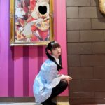 Moga Mogami Instagram – バースデーイベントがとうとう終わりました〜。
東京、福岡とお祝いしにきてくれたみなさま、ありがとう💜

この仕事を10年以上と長く続けていると
引きこもりだった自分からは想像がつかないほど
たくさんの人に出会っているんだな、と実感します。

みんながそれぞれの人生を生きて
泣いたり、笑ったり、落ち込んだり、喜んだり
ファンの子同士で恋人になって、結婚して、子どもが産まれたりして
私の人生も、みんなの人生も一部分だけでも共有できる仕事って
なかなかないし、素敵だなあ〜なんて思いました。

きっとほとんどの人が”みてるだけ”で会えてないけれど
会えた時の楽しさも味わってもらえてるなら嬉しいな。

そして、みんな幸せであって欲しい。
楽しんで帰って欲しい。何日間かは余韻に浸って
普段はなんとも思わない日々も、少し気分が上がってたりして欲しい。
私の存在が、そんな日々の彩りになれたら嬉しい。

出会った人みんながそうでありますように。