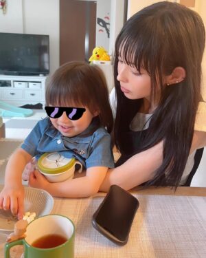 Moga Mogami Instagram - 先日、娘が3歳になりました！

友だちから「3歳になると一気に人間だよ…！」と言われたけれど
ほんっとおしゃべりが上手になって、お手伝いもしてくれるし
おトイレも着替えも1人でできたり、慰めてくれたり…
でもずーっとママにはべったりかわいい。
大変だけど楽しいシングルマザーライフは4年目に突入です。

"ママ"をしてると、自分の嫌な部分がでてきて
謝って、謝られて、感謝して、されて、
受け入れるってこういうことかなーとか
親子の絆というのは日々の積み重ねなんだな、って。

誕生日ケーキはあけちゃんが買ってきてくれた〜！
ここのケーキ、グルテンフリーだけど
めちゃくちゃ美味しくて大好き。
娘、ずっとあけちゃんの足に足置いてた笑
@darenogare.akemi ありがと🤍

ゆるりと見守ってくださってるみなさまも
いつもありがとうございます☺️🍰