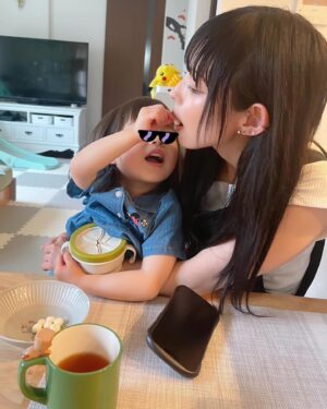 Moga Mogami Instagram - 先日、娘が3歳になりました！

友だちから「3歳になると一気に人間だよ…！」と言われたけれど
ほんっとおしゃべりが上手になって、お手伝いもしてくれるし
おトイレも着替えも1人でできたり、慰めてくれたり…
でもずーっとママにはべったりかわいい。
大変だけど楽しいシングルマザーライフは4年目に突入です。

"ママ"をしてると、自分の嫌な部分がでてきて
謝って、謝られて、感謝して、されて、
受け入れるってこういうことかなーとか
親子の絆というのは日々の積み重ねなんだな、って。

誕生日ケーキはあけちゃんが買ってきてくれた〜！
ここのケーキ、グルテンフリーだけど
めちゃくちゃ美味しくて大好き。
娘、ずっとあけちゃんの足に足置いてた笑
@darenogare.akemi ありがと🤍

ゆるりと見守ってくださってるみなさまも
いつもありがとうございます☺️🍰