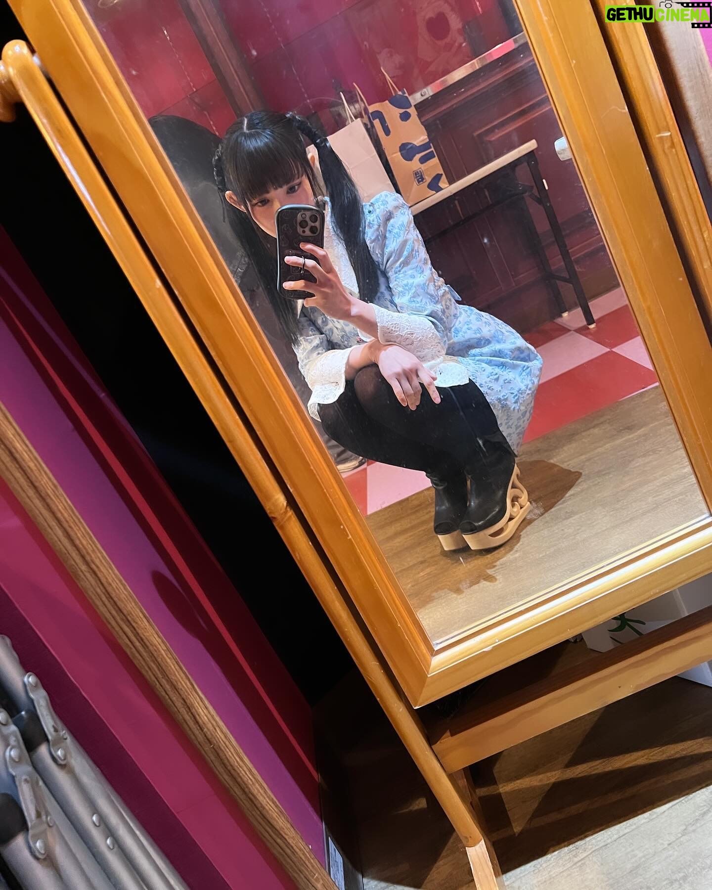 Moga Mogami Instagram - バースデーイベントがとうとう終わりました〜。 東京、福岡とお祝いしにきてくれたみなさま、ありがとう💜 この仕事を10年以上と長く続けていると 引きこもりだった自分からは想像がつかないほど たくさんの人に出会っているんだな、と実感します。 みんながそれぞれの人生を生きて 泣いたり、笑ったり、落ち込んだり、喜んだり ファンの子同士で恋人になって、結婚して、子どもが産まれたりして 私の人生も、みんなの人生も一部分だけでも共有できる仕事って なかなかないし、素敵だなあ〜なんて思いました。 きっとほとんどの人が"みてるだけ"で会えてないけれど 会えた時の楽しさも味わってもらえてるなら嬉しいな。 そして、みんな幸せであって欲しい。 楽しんで帰って欲しい。何日間かは余韻に浸って 普段はなんとも思わない日々も、少し気分が上がってたりして欲しい。 私の存在が、そんな日々の彩りになれたら嬉しい。 出会った人みんながそうでありますように。