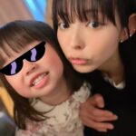 Moga Mogami Instagram - 先日、娘が3歳になりました！ 友だちから「3歳になると一気に人間だよ…！」と言われたけれど ほんっとおしゃべりが上手になって、お手伝いもしてくれるし おトイレも着替えも1人でできたり、慰めてくれたり… でもずーっとママにはべったりかわいい。 大変だけど楽しいシングルマザーライフは4年目に突入です。 "ママ"をしてると、自分の嫌な部分がでてきて 謝って、謝られて、感謝して、されて、 受け入れるってこういうことかなーとか 親子の絆というのは日々の積み重ねなんだな、って。 誕生日ケーキはあけちゃんが買ってきてくれた〜！ ここのケーキ、グルテンフリーだけど めちゃくちゃ美味しくて大好き。 娘、ずっとあけちゃんの足に足置いてた笑 @darenogare.akemi ありがと🤍 ゆるりと見守ってくださってるみなさまも いつもありがとうございます☺️🍰