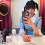 Moga Mogami Instagram – バースデーイベントがとうとう終わりました〜。
東京、福岡とお祝いしにきてくれたみなさま、ありがとう💜

この仕事を10年以上と長く続けていると
引きこもりだった自分からは想像がつかないほど
たくさんの人に出会っているんだな、と実感します。

みんながそれぞれの人生を生きて
泣いたり、笑ったり、落ち込んだり、喜んだり
ファンの子同士で恋人になって、結婚して、子どもが産まれたりして
私の人生も、みんなの人生も一部分だけでも共有できる仕事って
なかなかないし、素敵だなあ〜なんて思いました。

きっとほとんどの人が”みてるだけ”で会えてないけれど
会えた時の楽しさも味わってもらえてるなら嬉しいな。

そして、みんな幸せであって欲しい。
楽しんで帰って欲しい。何日間かは余韻に浸って
普段はなんとも思わない日々も、少し気分が上がってたりして欲しい。
私の存在が、そんな日々の彩りになれたら嬉しい。

出会った人みんながそうでありますように。