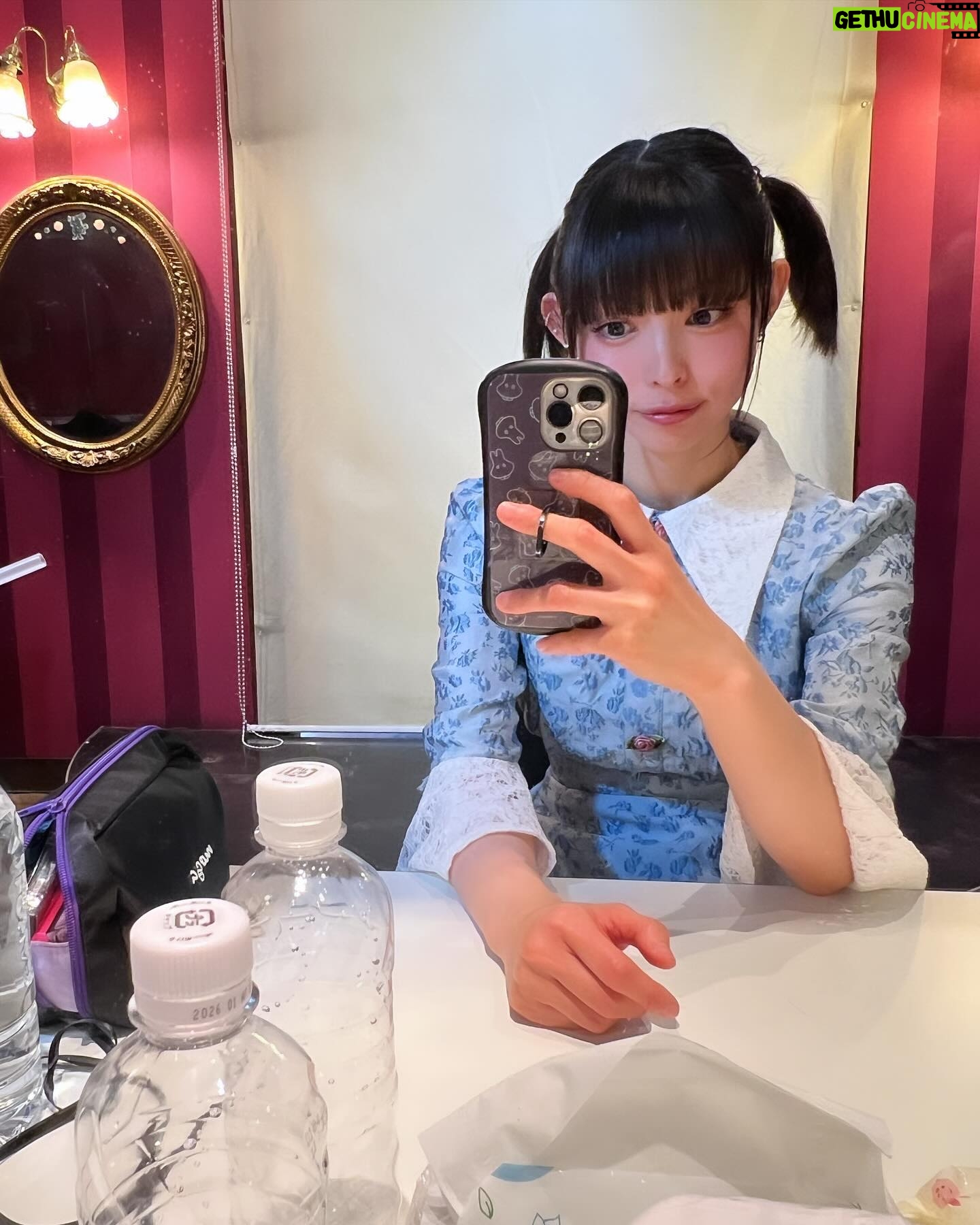 Moga Mogami Instagram - バースデーイベントがとうとう終わりました〜。 東京、福岡とお祝いしにきてくれたみなさま、ありがとう💜 この仕事を10年以上と長く続けていると 引きこもりだった自分からは想像がつかないほど たくさんの人に出会っているんだな、と実感します。 みんながそれぞれの人生を生きて 泣いたり、笑ったり、落ち込んだり、喜んだり ファンの子同士で恋人になって、結婚して、子どもが産まれたりして 私の人生も、みんなの人生も一部分だけでも共有できる仕事って なかなかないし、素敵だなあ〜なんて思いました。 きっとほとんどの人が"みてるだけ"で会えてないけれど 会えた時の楽しさも味わってもらえてるなら嬉しいな。 そして、みんな幸せであって欲しい。 楽しんで帰って欲しい。何日間かは余韻に浸って 普段はなんとも思わない日々も、少し気分が上がってたりして欲しい。 私の存在が、そんな日々の彩りになれたら嬉しい。 出会った人みんながそうでありますように。